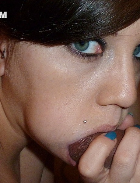 Любительская девушка Брэнди высасывает сперму из члена на домашнем секс-видео 12