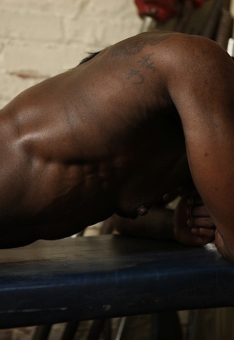 Чернокожая культуристка демонстрирует свое полностью накачанное тело во время тренировки в обнаженном виде 17