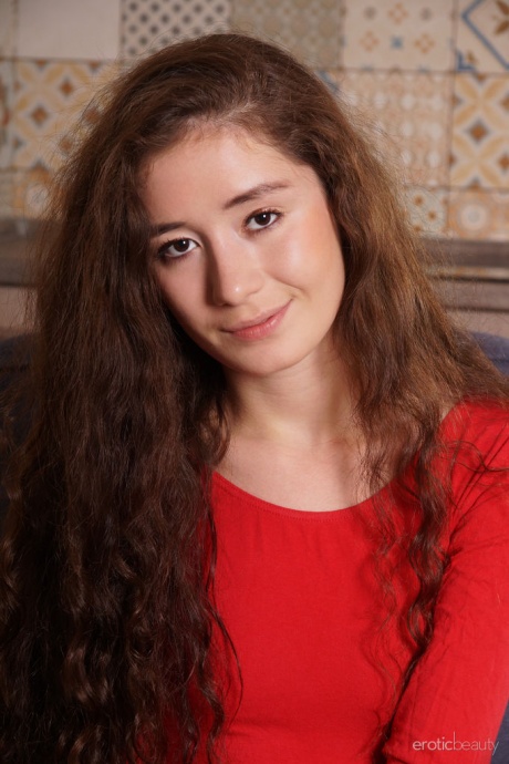 Молодая девушка с длинными волнистыми волосами Чарли Ред показывает свой подстриженный куст в стиле бафф 1