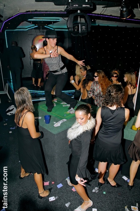 Развратная вечеринка группового секса с грязными европейскими сучками в ночном клубе 9