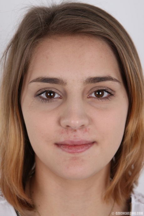 Девушка-любитель Петра крепко держит свое лицо, когда раздевается, чтобы предстать обнаженной 1