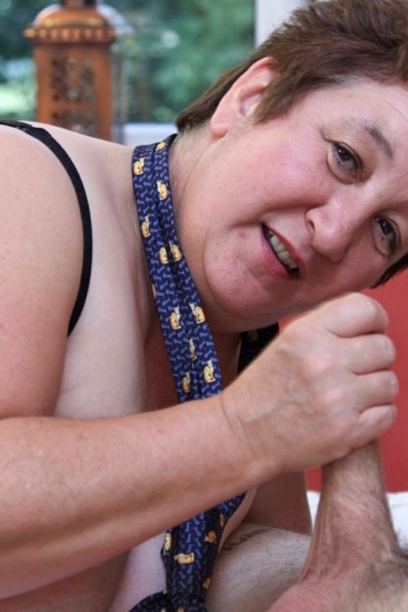 Толстушки постарше Пышная Клэр и кудрявая Кэрол занимаются сексом втроем на кровати 9