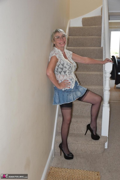 Зрелая британка Barby Slut показывает свои большие сиськи и киску на лестнице 1