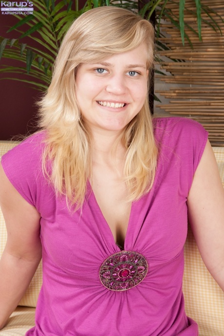 Любительская студентка колледжа Рокси Ловетт освобождает розовую киску от нижнего белья 1