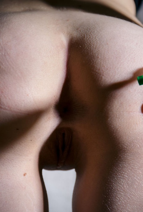 Татуированная молоденькая Кейт Фреш накачивает свою сочную киску перед трахом пальцами 5