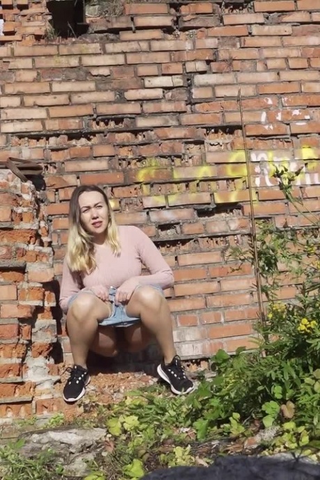 Белая девушка прячется за старым зданием, чтобы срочно отлить 4