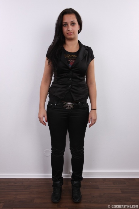 Пухленькая брюнетка Эрика садится на табурет после того, как полностью разделась 2