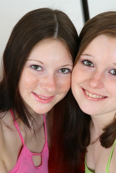 Молодые лесбиянки раздевают друг друга догола, прежде чем лизать киски на диване 4