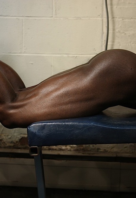 Чернокожая культуристка демонстрирует свое полностью накачанное тело во время тренировки в обнаженном виде 13