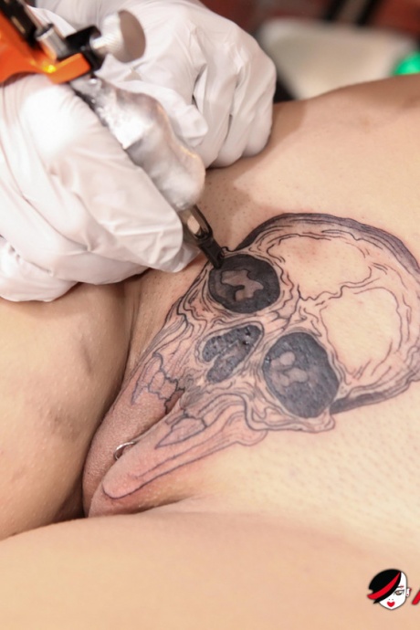 Темноволосая девушка Селена Сэвидж сделала татуировку на своей киске перед сексом ММФ 8