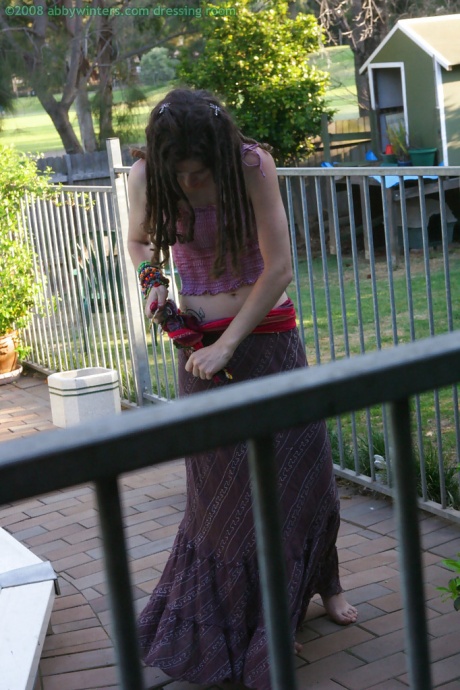 Возбужденная брюнетка любительница Элис одевается после мастурбации 16