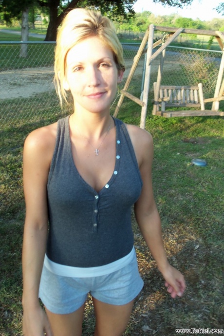 Горячую блондинку-любительницу застукали за этим занятием на различных откровенных снимках 1