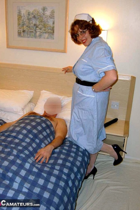 Толстая зрелая медсестра пышная Клэр ласкает свою киску, отсасывая пациенту 1