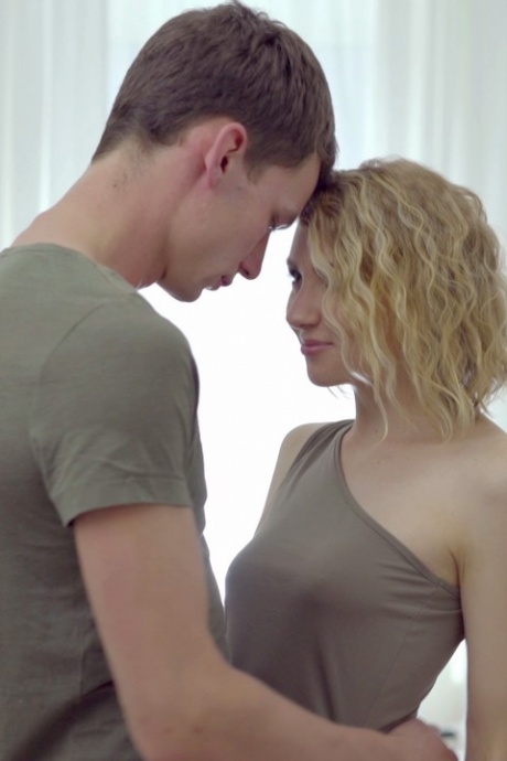 Русская блондинка Тереза принимает сперму в рот 1