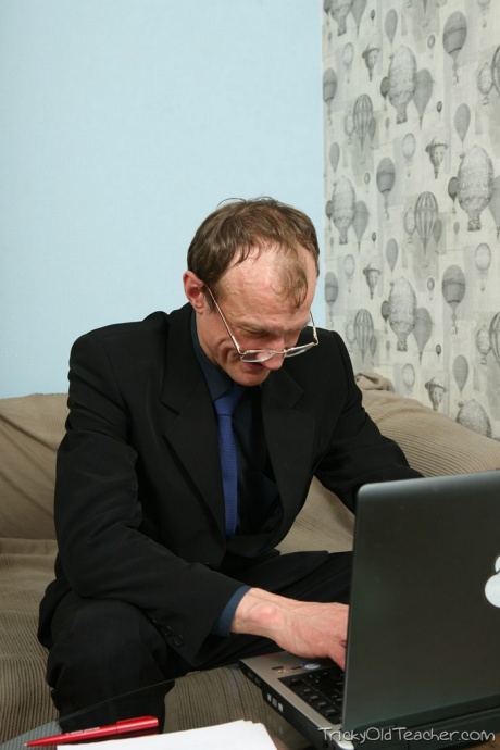 Симпатичная белокурая подросток Инга собирает волосы в пучок, трахаясь со своей старой учительницей 2