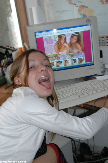 Едва закончившая школу студентка обнажает свое хлопчатобумажное нижнее белье во время просмотра порнографии 5