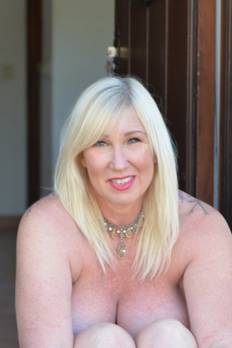 Зрелая блондинка толстушки Мелоди выходит топлесс во внутренний дворик в нижнем белье-стрингах 7