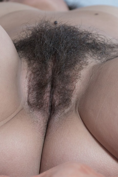 Пухленькая любительница Салли освобождает свой по-настоящему волосатый кустик от рваных колготок 10