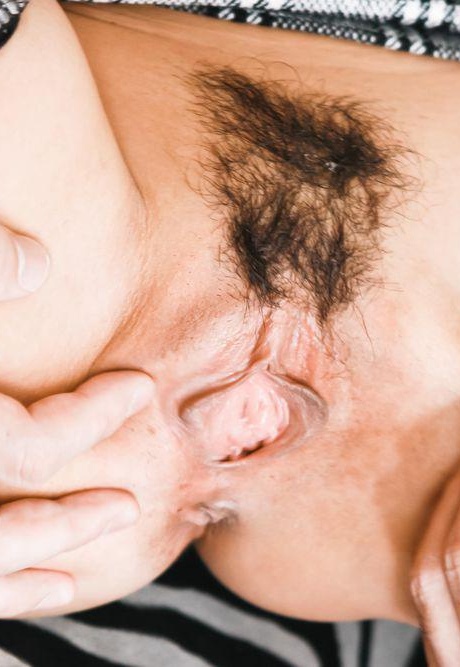 Японская девушка Рика Курачи выплевывает сперму после сеанса минета 2