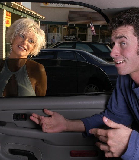 Распутная зрелая блондинка садится на молодой мясистый шест в машине 2