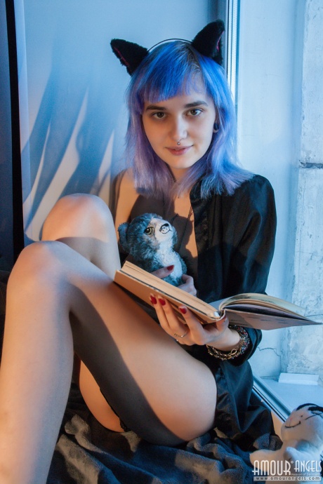 Синеволосая Китти Вилетт показывает свои упругие горячие соски и выставляет напоказ сексуальные босые ножки 2