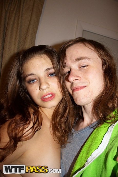 Брюнетка Шайенн снимает домашнее порно со своими приятелями по траху 4