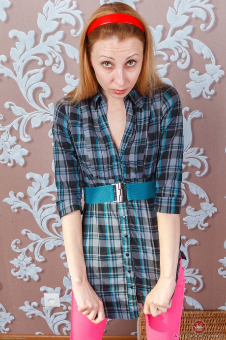 Худая пожилая женщина Клер демонстрирует широко раскрытую киску после того, как сняла одежду 4