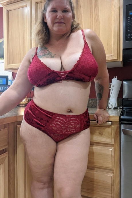 Грудастая любительница Крис Энн показывает свои большие сиськи и попку на своей кухне 3