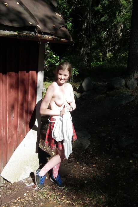 Одинокая девушка показывает свои сиськи и пизду, врываясь в заброшенную хижину 3