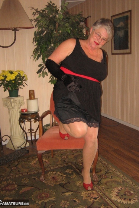 Старая жирная богиня с поясом ласкает отвисшие сиськи в черных бархатных перчатках и чулках 7