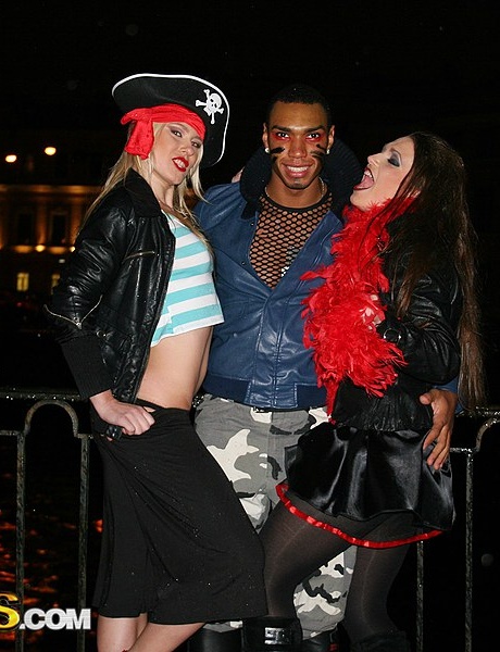 Студенты колледжа участвуют в групповом сексе во время посещения вечеринки в честь Хэллоуина 1