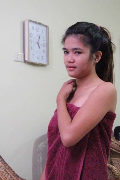 Молодая азиатка истекает спермой из подстриженной киски после секса от первого лица с Фарангом 1