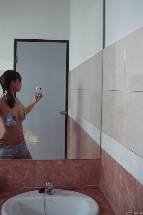 Игривая азиатская красотка Лана делает селфи, демонстрируя подстриженную киску и дроча пальцами 4