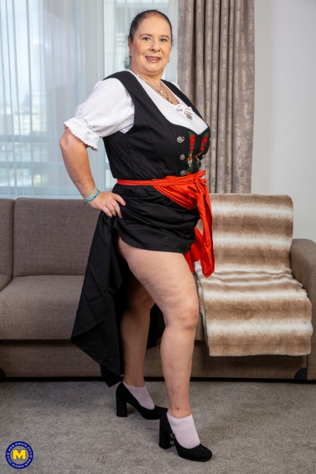 Большегрудая старуха Эбби Титс занимается сексом с двумя парнями одновременно 1