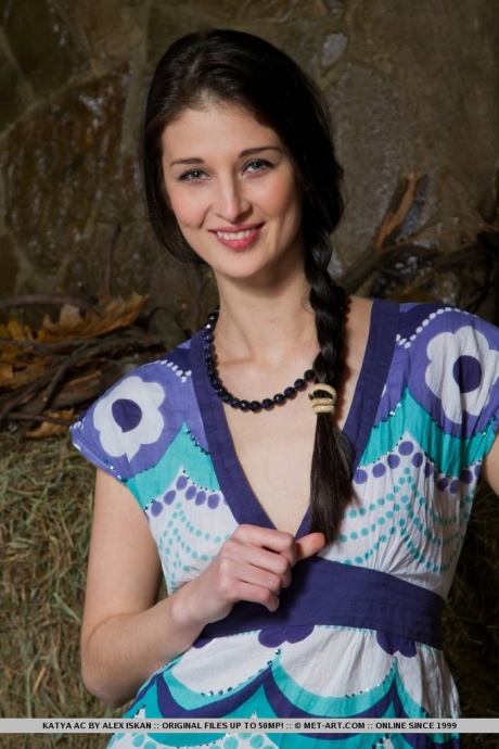 Темноволосая русская молоденькая Катя Эйс полностью раздевается в сеновальной комнате 1