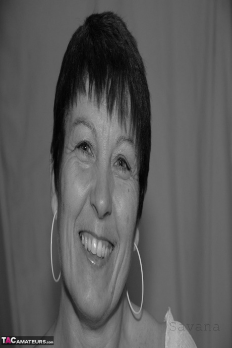 Зрелая рыжеволосая Савана коротко стрижет волосы во время жесткого траха от первого лица на кровати 1