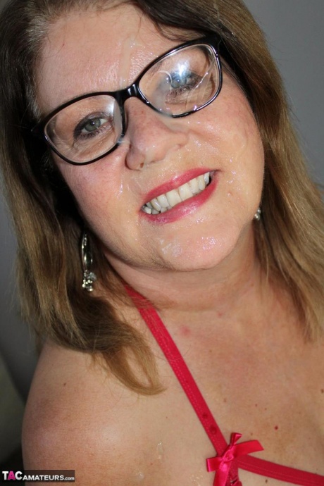 Зрелая толстушка Кассандра Великобритания получает сперму на лицо во время минета от первого лица 13