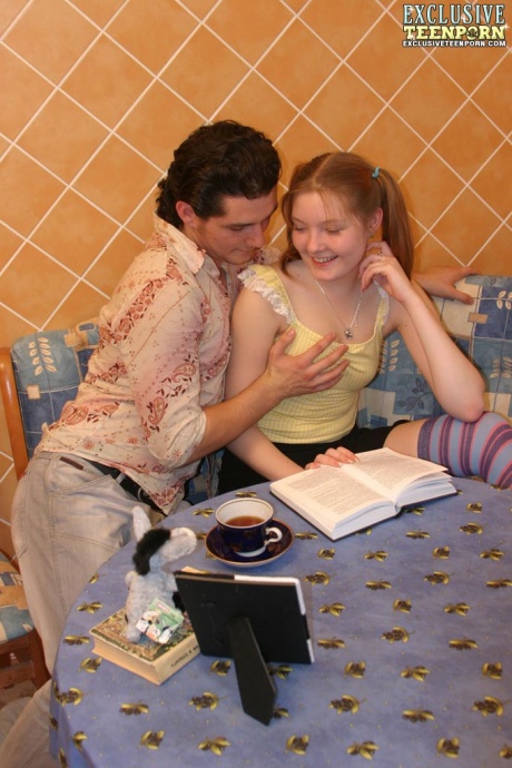 Молодо выглядящая рыжеволосая красотка берет его в попку в длинных носках и с косичками 1