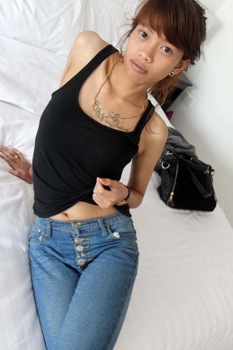 Молодая филиппинка с мясистыми половыми губками продает свою киску секс-туристу 1