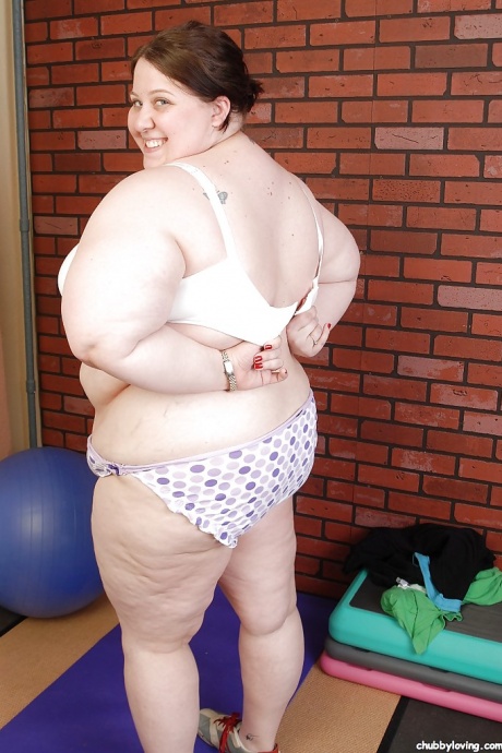 Жирная цыпочка Джеллибин снимает свое платье сразу после занятий йогой 7