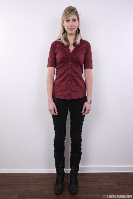 Девушка 20 с лишним лет обнажает натуральные сиськи, когда снимает с себя одежду 1