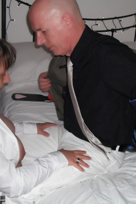 Любительская цыпочка Кимберли Скотт мастурбирует вибратором перед тем, как кончить 4