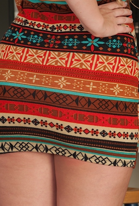 Соблазнительная неопытная Кали Хейз сверкает нижним бельем под юбкой перед мастурбацией 1