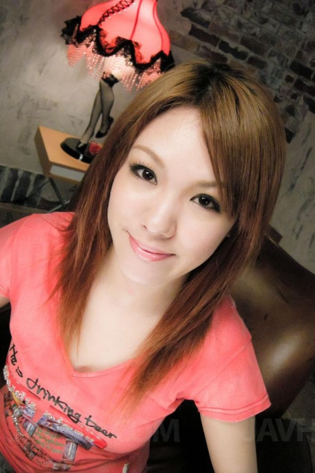 Рыжеволосую японку теребят пальцами и дилдо, прежде чем сделать минет 1