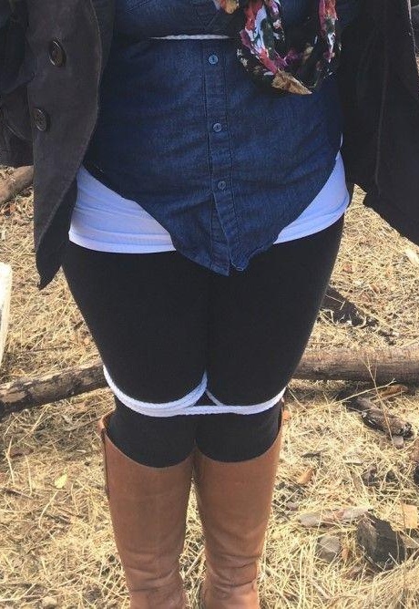 Полностью одетый толстяк расколот, с кляпом во рту и связанный веревкой в заросшем кустарником лесу 11