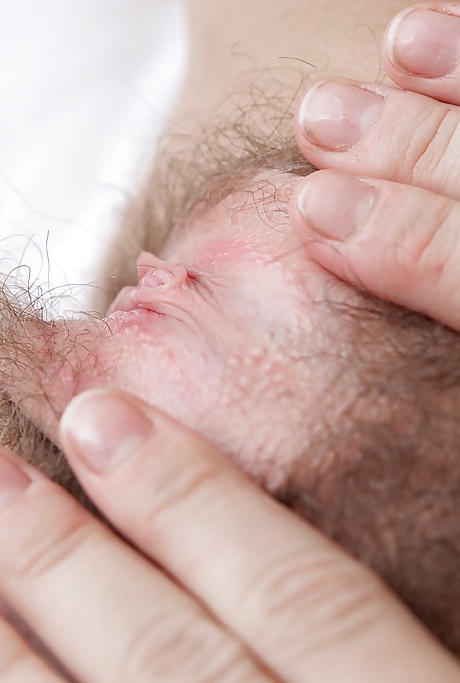 Симпатичная блондинка-первокурсница Николь Ди дрочит свой волосатый кустик в спальне 14