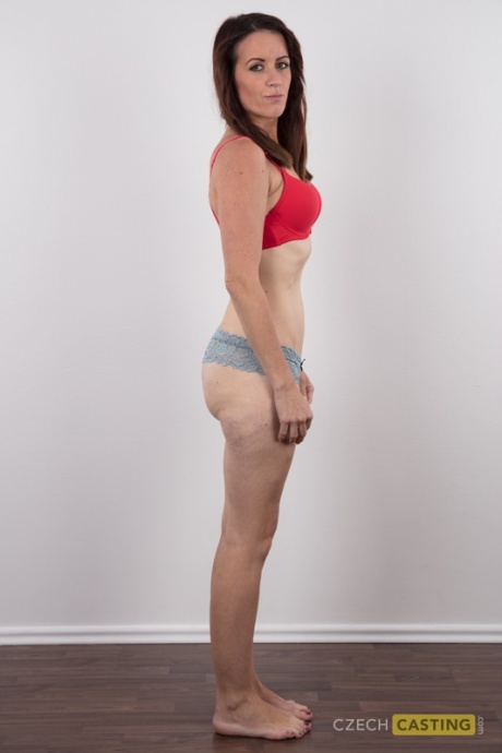 Чешская мать снимает красное платье и нижнее белье, чтобы дебютировать в обнаженном виде 6