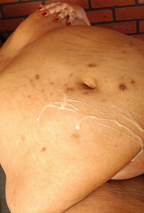 Тучная филиппинская леди Дебрина отсасывает член после того, как обнажила массивные попки 15