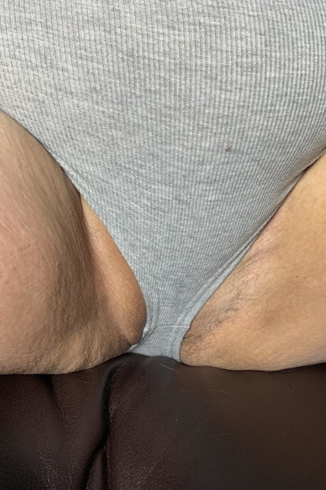 Тучная любительская сексуальная молодая толстушки показывает свою большую задницу после того, как раздвинула свою киску 6