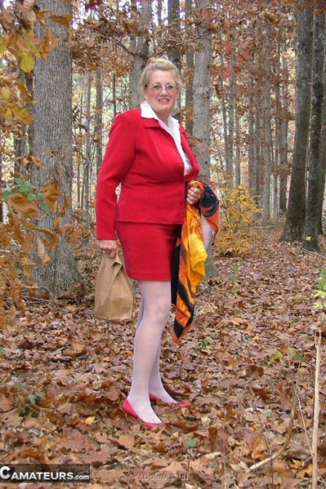 Возбужденная бабуля Адонна снимает трусики и забавляется с собой в лесу 1